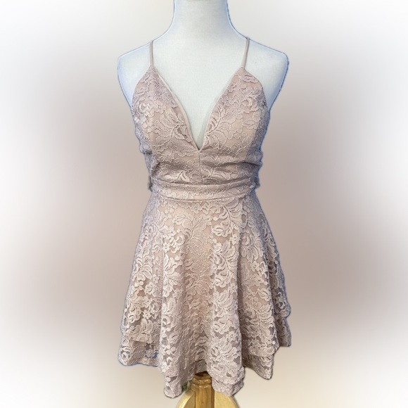 Windsor Dresses & Skirts - Windsor Lacey Open Back Mini Dress (M)